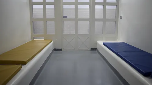 Garde à vue : des conditions d'accueil "indignes" en période de...